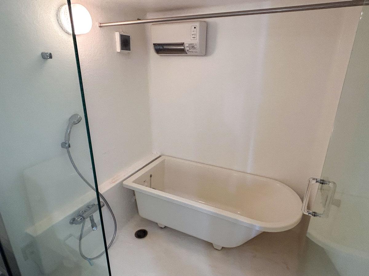 新宿区早稲田鶴巻町の賃貸物件/丸みを帯びた白い浴室