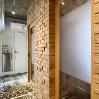 渋谷区松濤の賃貸物件/シェアオフィス内の共用廊下。全て扉付きの個室になっている