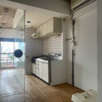 渋谷区恵比寿の賃貸物件/ガラスを通って廊下まで光が差し込んできます