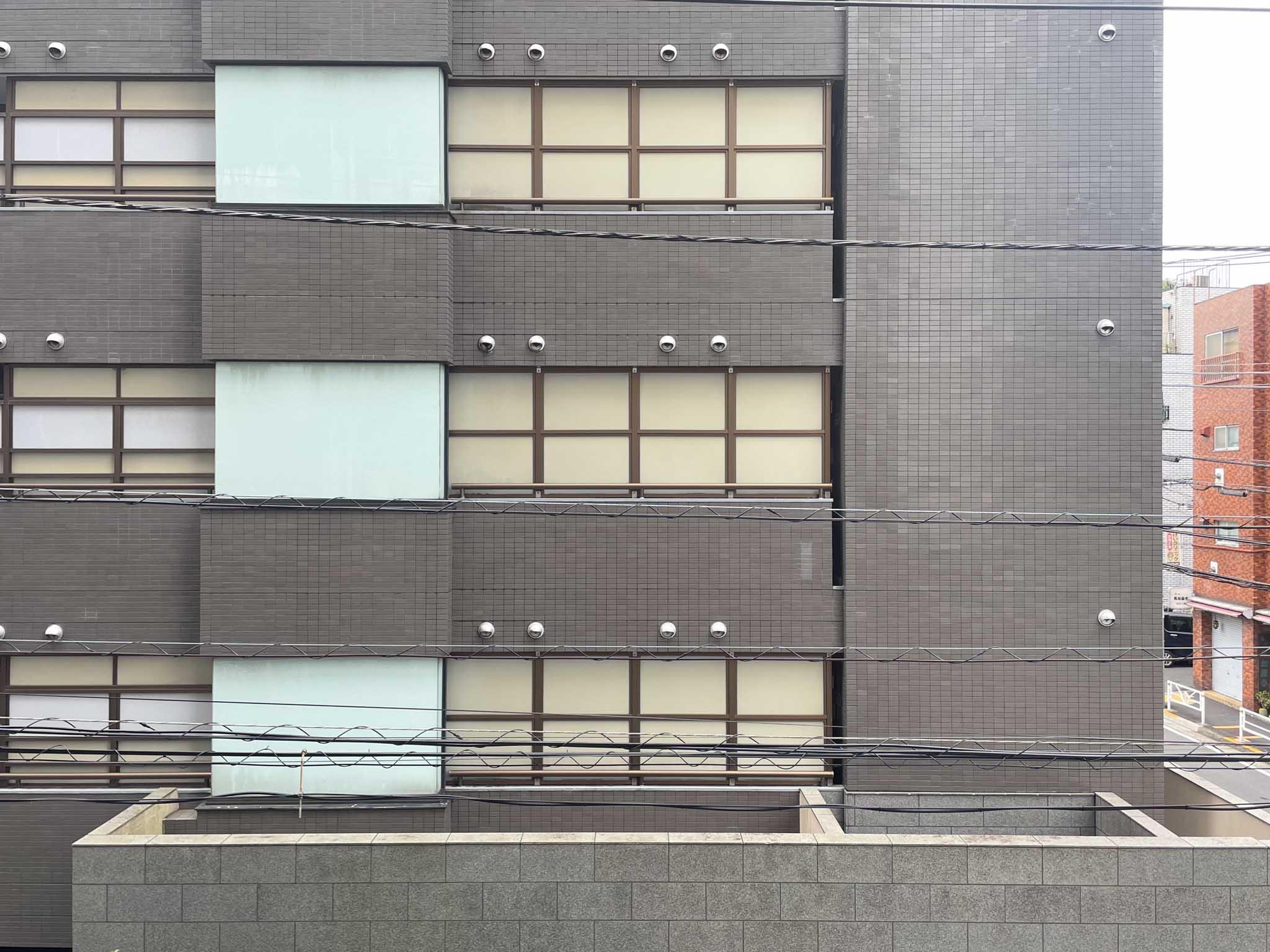 渋谷区恵比寿の賃貸物件/ベランダからの眺め。正面に高い建物が立っています