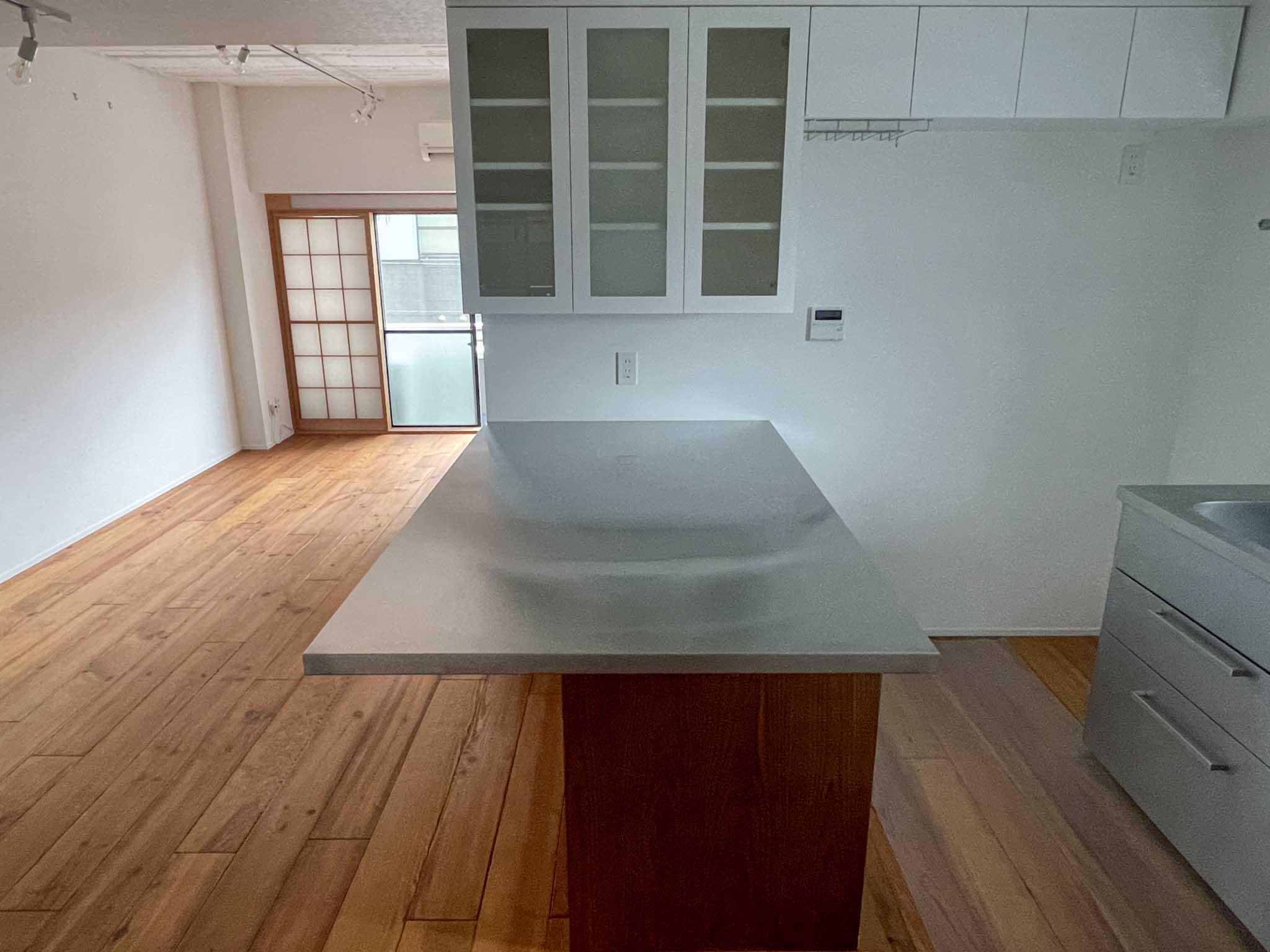 渋谷区恵比寿の賃貸物件/テーブルとしても使えるステンレスカウンター