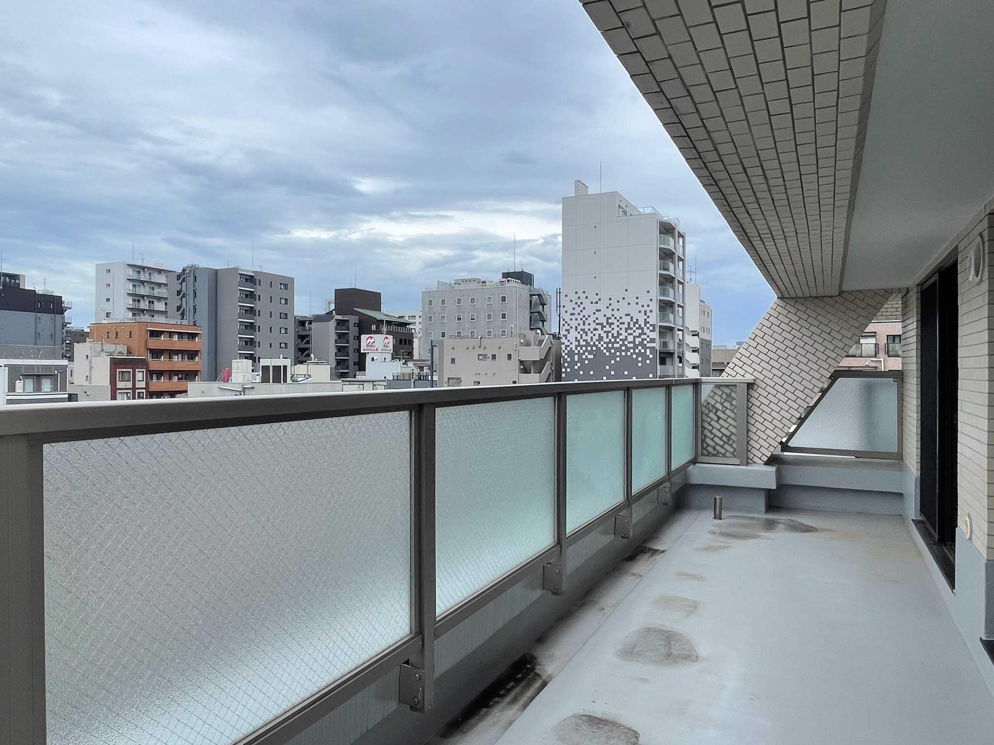 台東区浅草の賃貸物件/東側のバルコニー。イスを置いて夕涼みするのもいいかもしれません