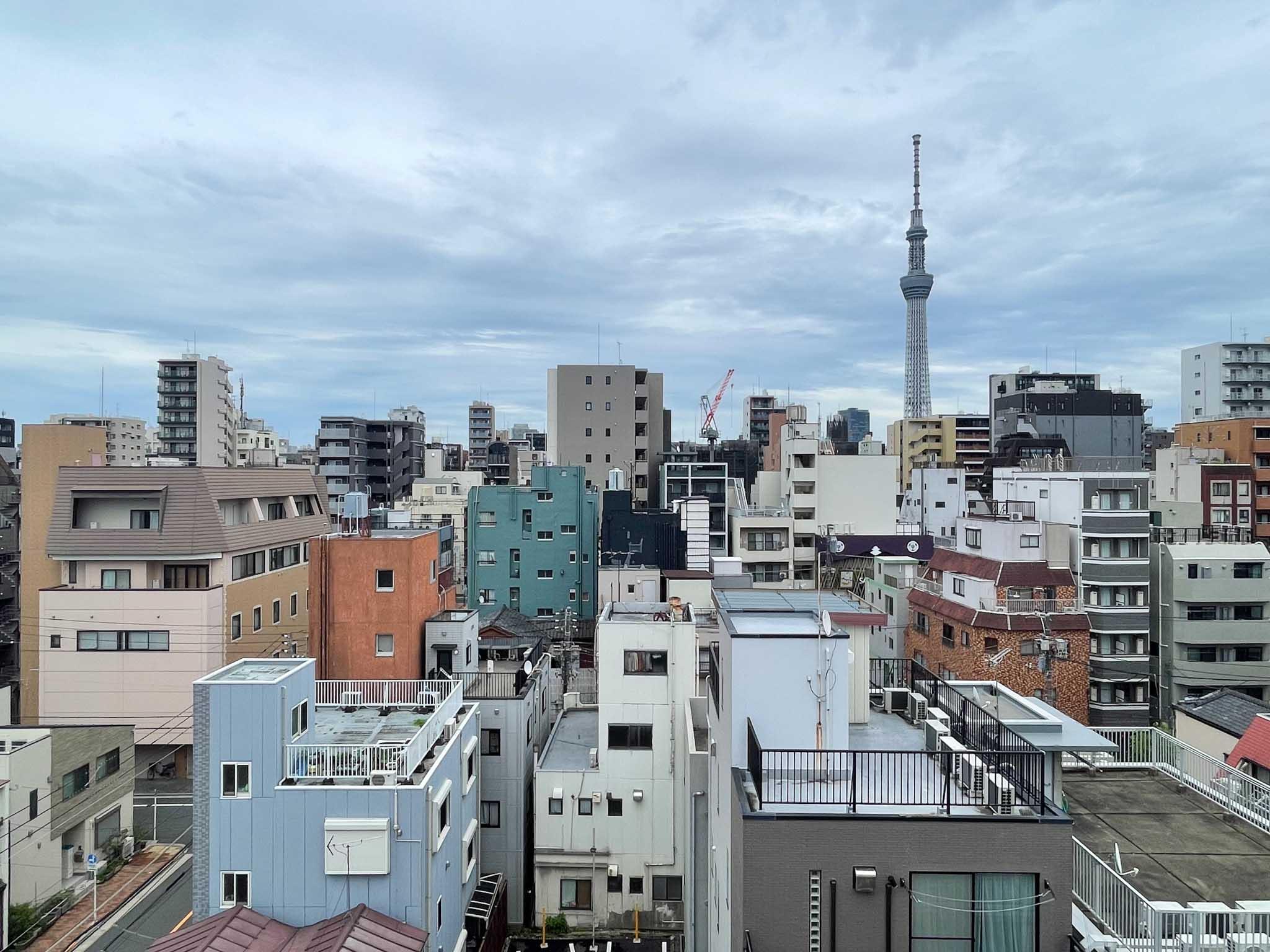 台東区浅草の賃貸物件/東側の眺望。スカイツリーは、写真よりも実際のほうが近くに見えます