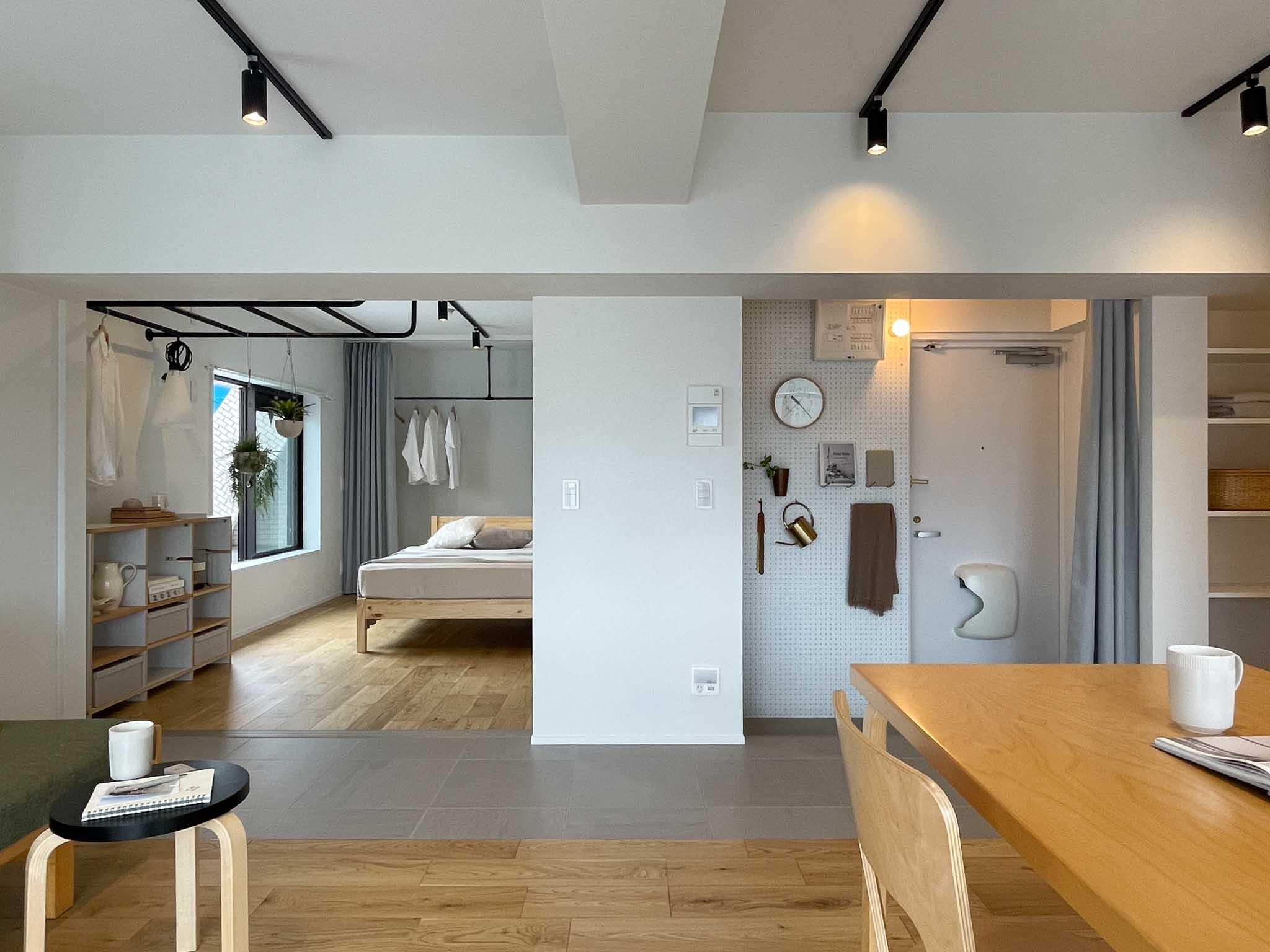 台東区浅草の賃貸物件/東側のバルコニーから部屋に向かって