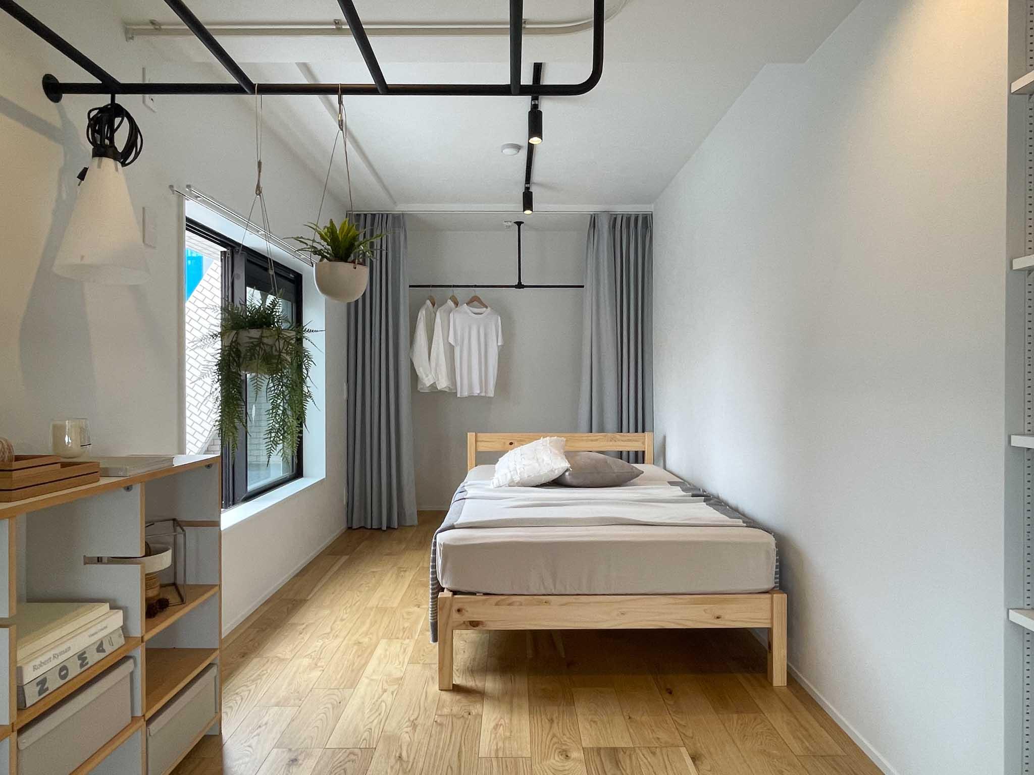 台東区浅草の賃貸物件/寝室。天井から下がるパイプに服をかけることもできます