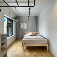 台東区浅草の賃貸物件/寝室。天井から下がるパイプに服をかけることもできます