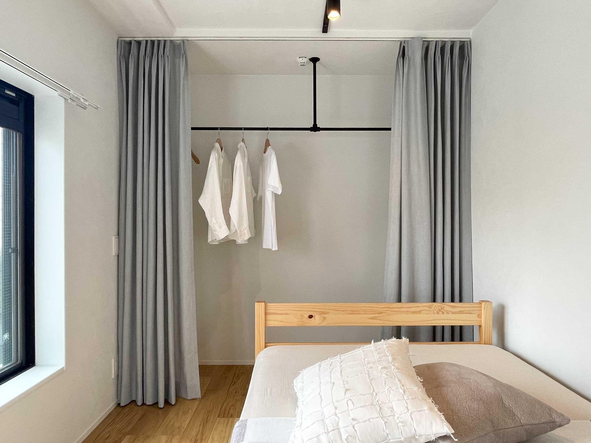 台東区浅草の賃貸物件/カーテンでゆるく区切るオープンクローゼット