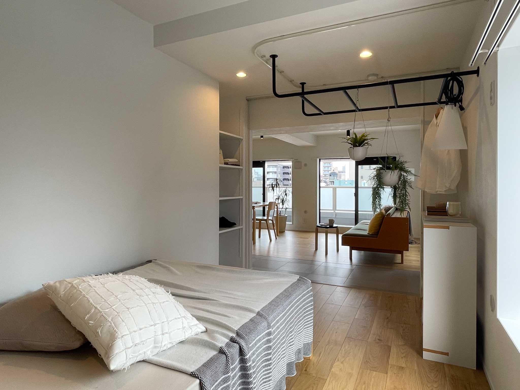 台東区浅草の賃貸物件/寝室からリビングに向かって