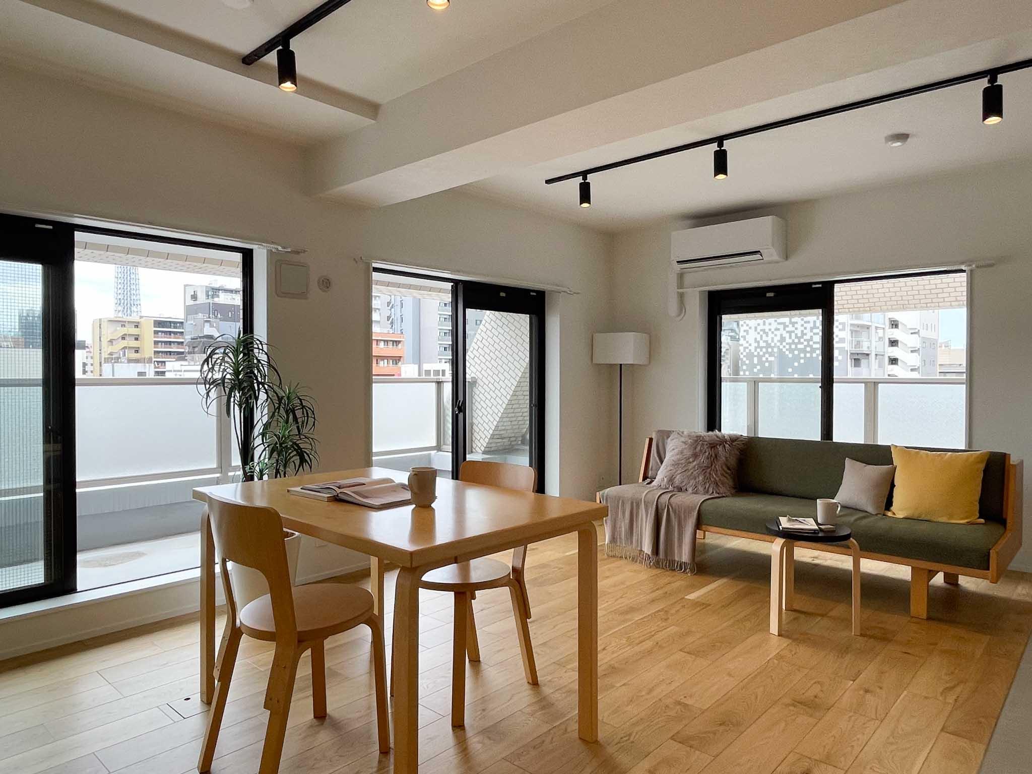 台東区浅草の賃貸物件/南東向きで朝から明るいリビング