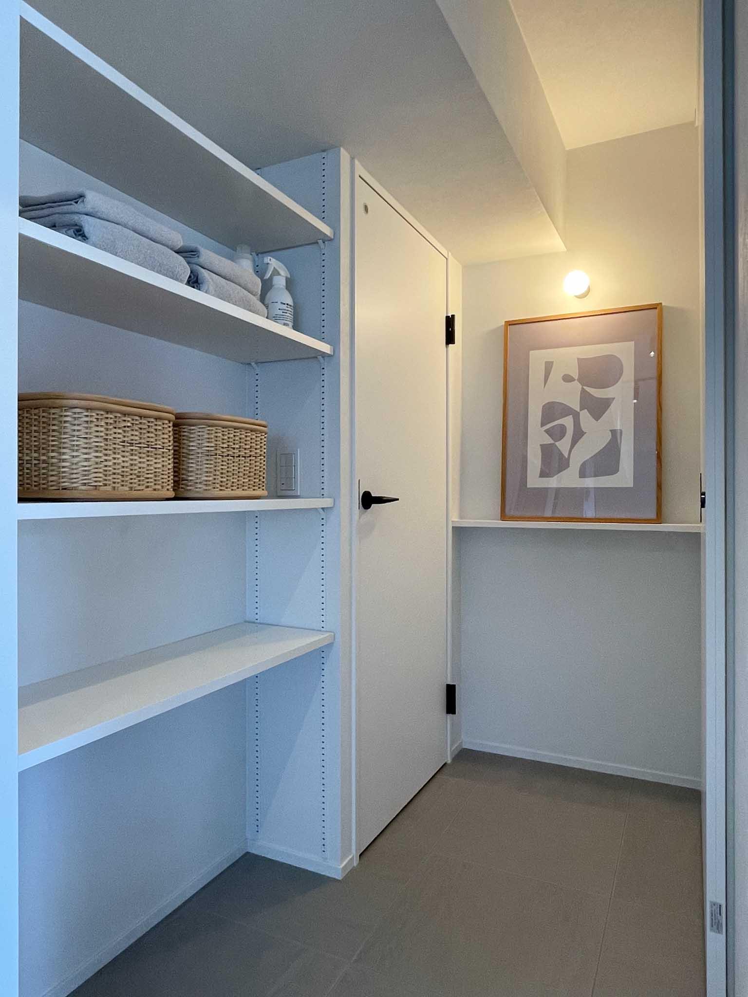 台東区浅草の賃貸物件/廊下のスペースにも収納を用意して有効活用