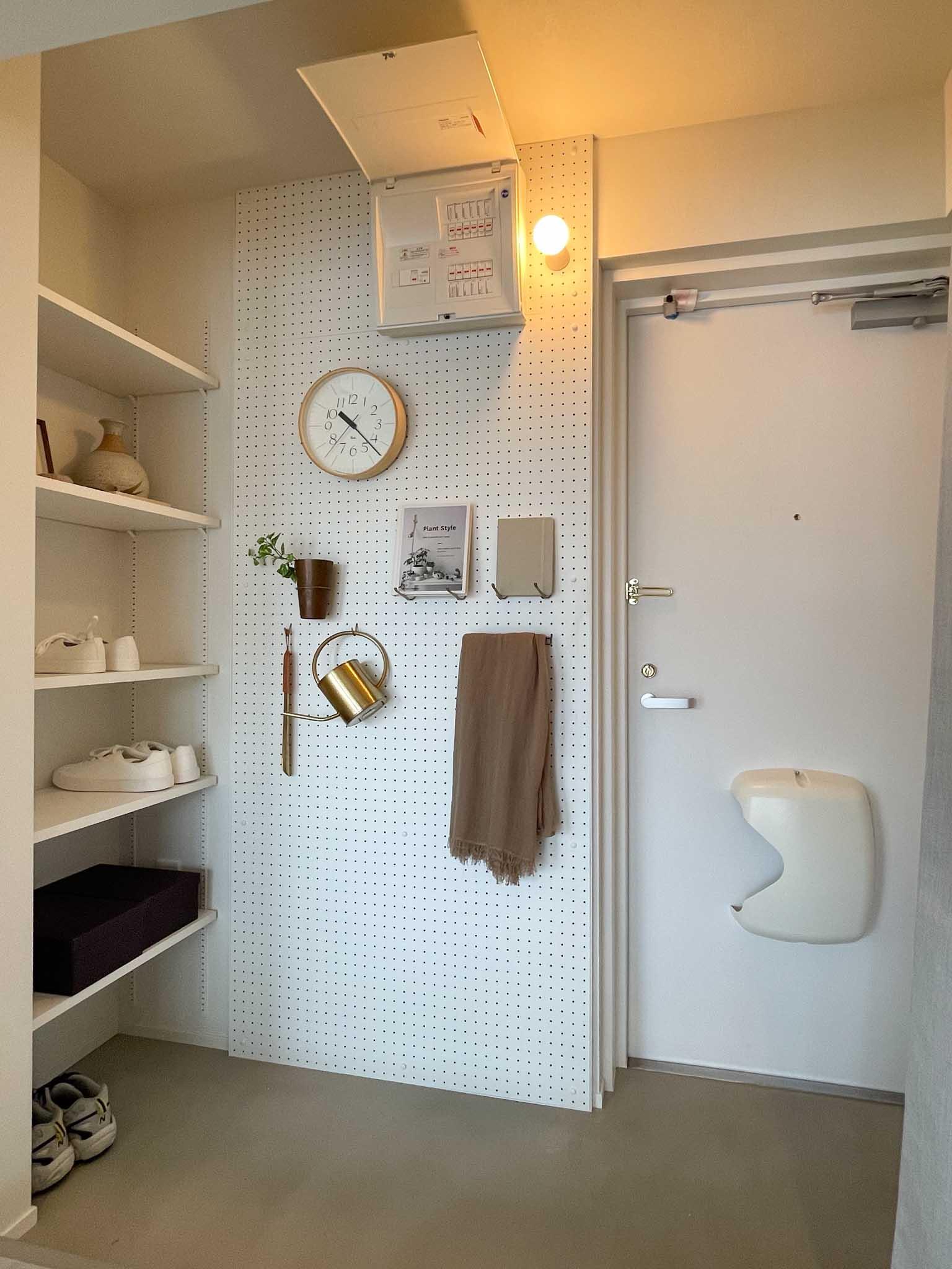 台東区浅草の賃貸物件/玄関スペースの有孔ボードにフックをかけて収納にすることも