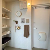 台東区浅草の賃貸物件/玄関スペースの有孔ボードにフックをかけて収納にすることも