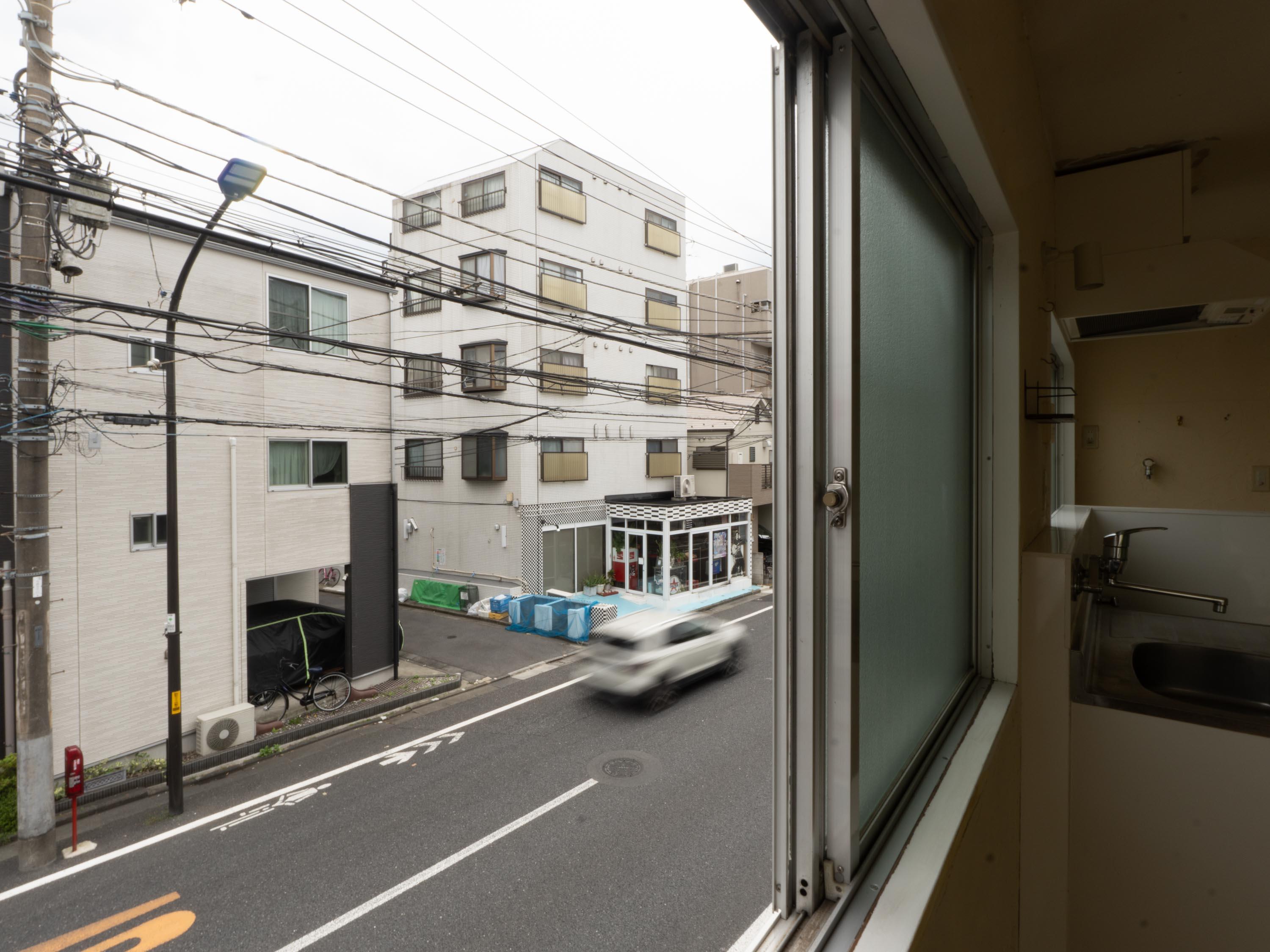 杉並区善福寺の賃貸物件/道路沿いの角部屋なので車の走行音がある程度聞こえてくる