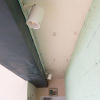 杉並区善福寺の賃貸物件/天井に引っかけフックが複数取り付けられている