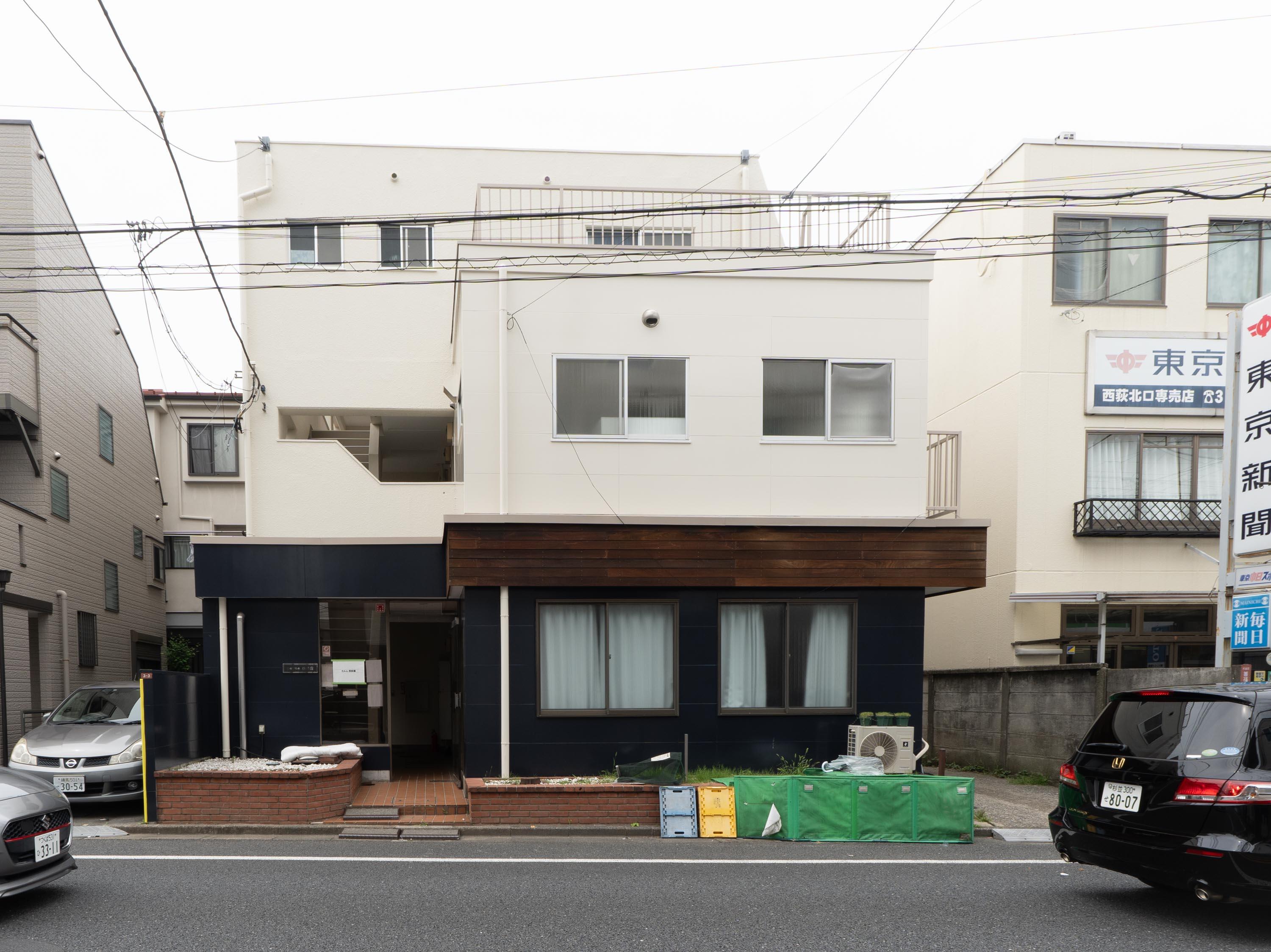 杉並区善福寺の賃貸物件/マンション外観。斜め前にコンビニがある