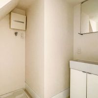 世田谷区下馬の賃貸物件/洗面台の奥行きが浅く、顔は洗えないかも