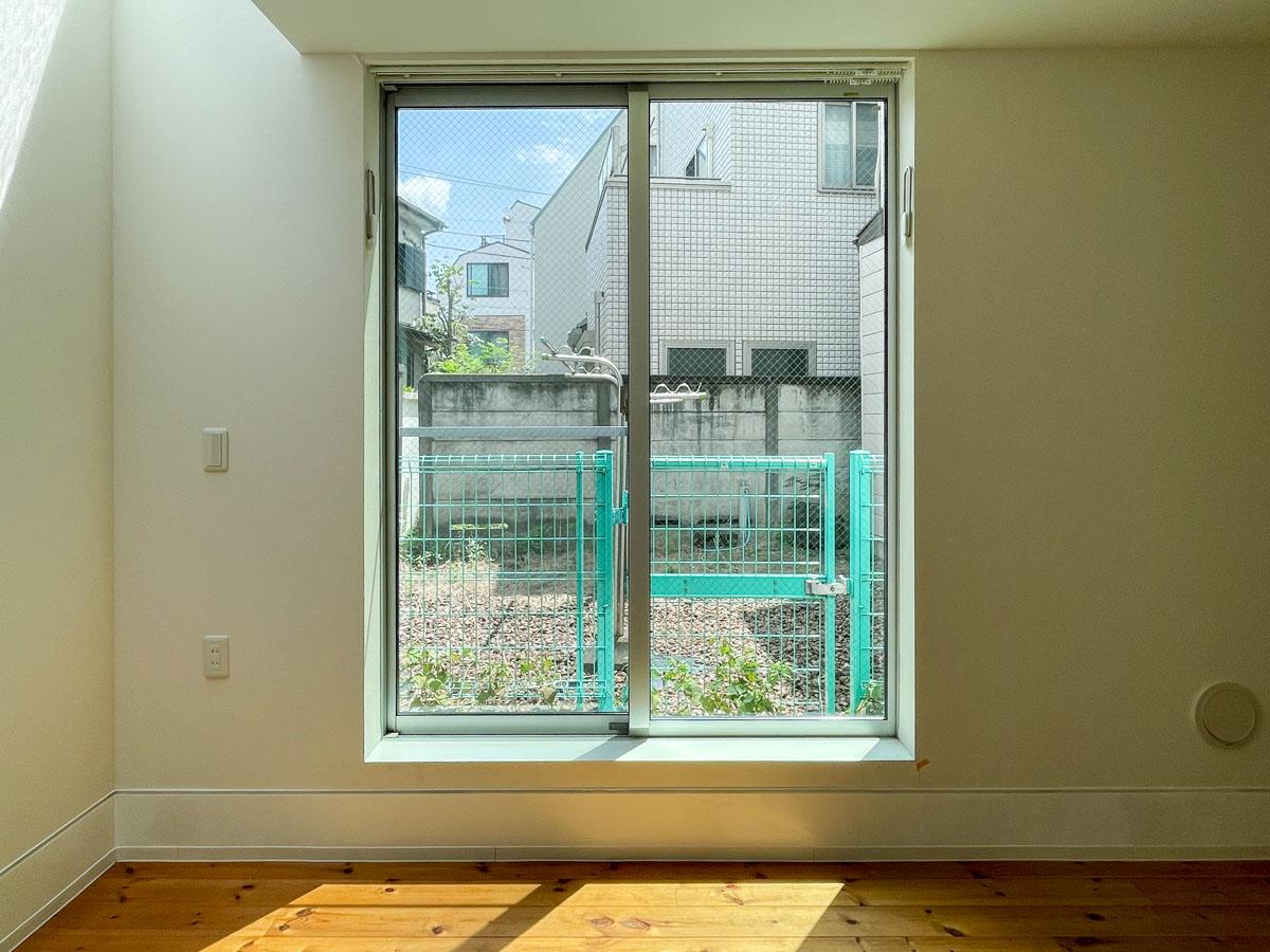 世田谷区下馬の賃貸物件/窓先は隣地のお庭。視界が抜け、光がたくさん入る環境がうれしい