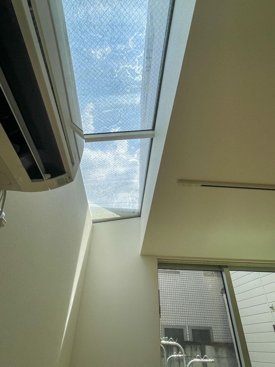世田谷区下馬の賃貸物件/トップライト付きで明るい。カーテンはつけられないので、自然光で目覚めたくない人は工夫が必要