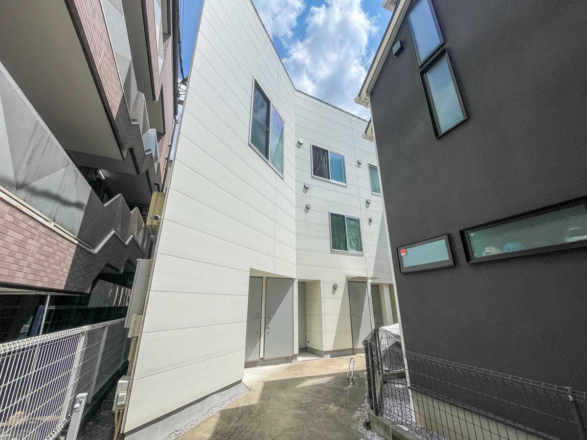 世田谷区下馬の賃貸物件/白い外観が爽やかな建物です