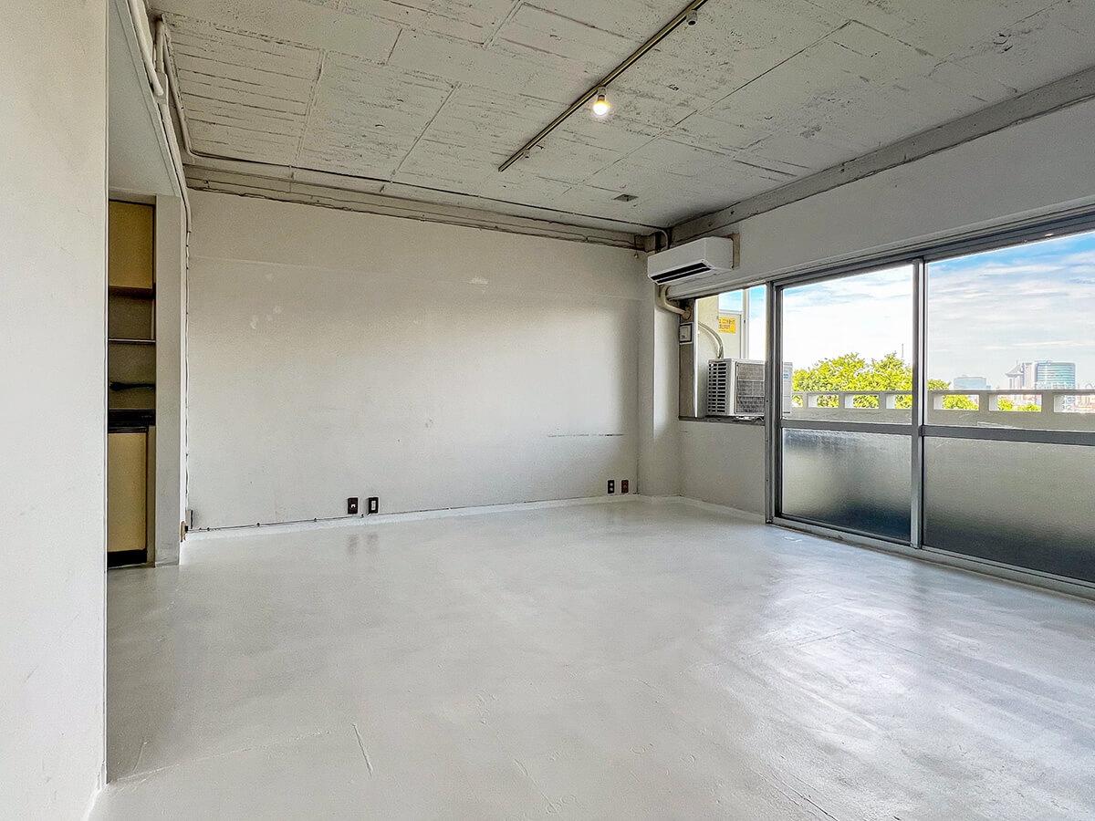 文京区関口の賃貸物件/窓の外の青空と緑が映える白い空間です