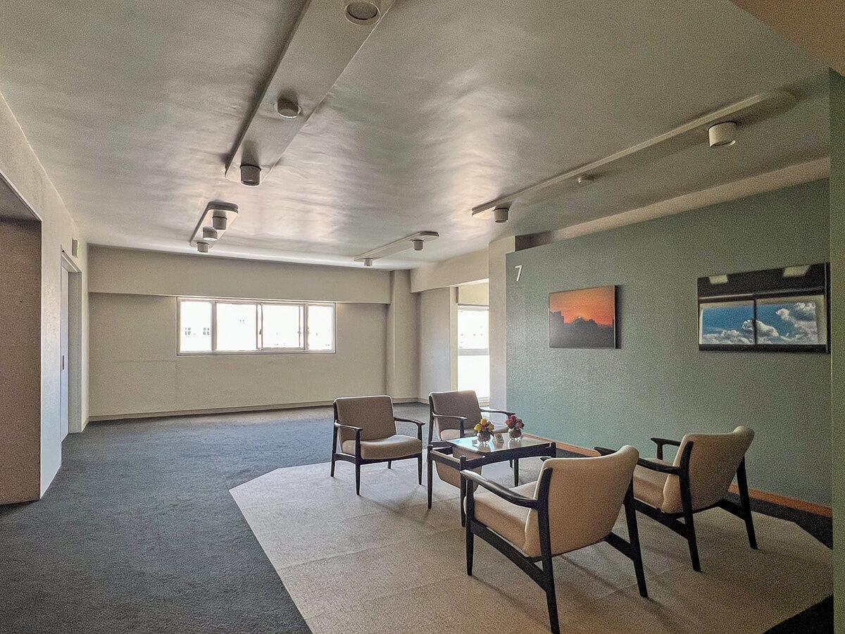 文京区関口の賃貸物件/エレベーターを降りたところには、一息つける机と椅子が