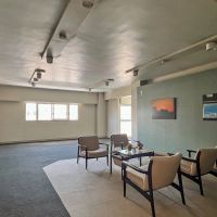 文京区関口の賃貸物件/エレベーターを降りたところには、一息つける机と椅子が