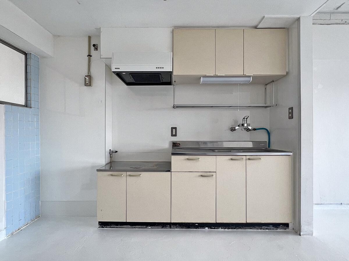 文京区関口の賃貸物件/左から、冷蔵庫置き場&rarr;ガスコンロ台&rarr;調理台&rarr;流し