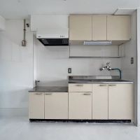 文京区関口の賃貸物件/左から、冷蔵庫置き場&rarr;ガスコンロ台&rarr;調理台&rarr;流し