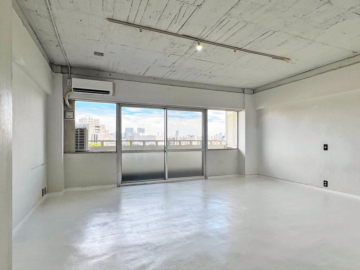 文京区関口の賃貸物件/これまでの入居者さんが塗装した箇所もあり、真新しい内装ではないです