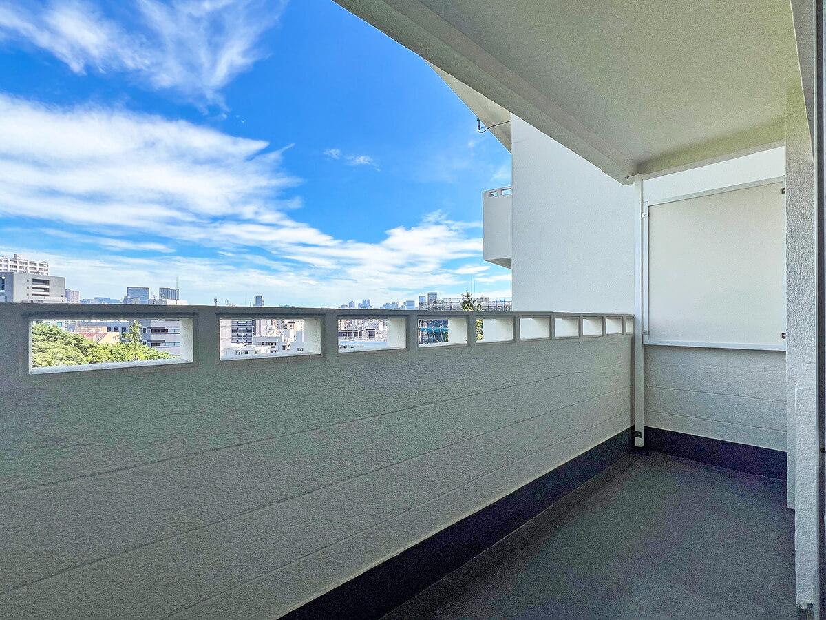 文京区関口の賃貸物件/椅子とテーブルを置けるくらいの広さのバルコニー