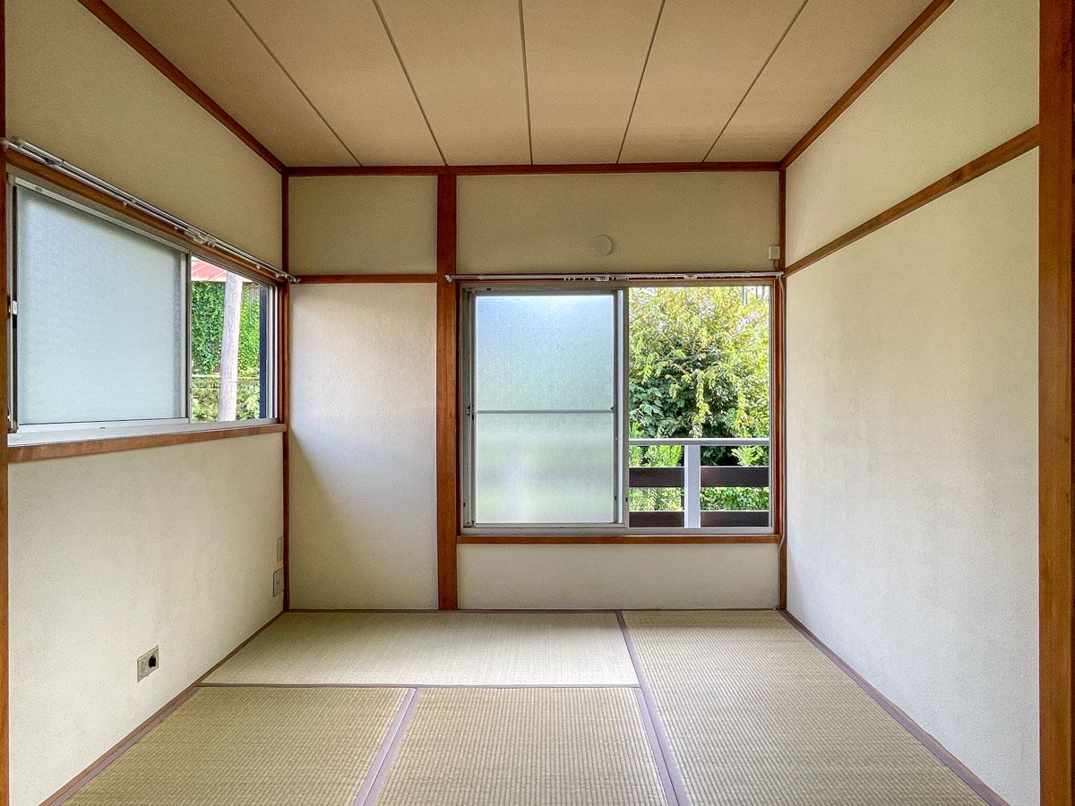 板橋区赤塚の賃貸物件/2階の和室。窓からは緑の借景が。こちらのお部屋にはエアコンがつきませんので、必要に応じて借主側で用意が必要