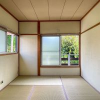 板橋区赤塚の賃貸物件/2階の和室。窓からは緑の借景が。こちらのお部屋にはエアコンがつきませんので、必要に応じて借主側で用意が必要