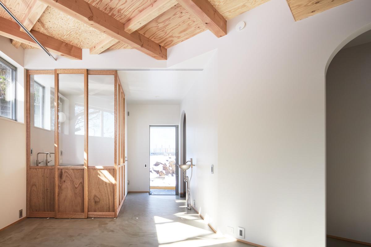 町田市忠生の売買物件/（参考）竣工した1棟目の1階土間スペース&copy;️Takumi Homma