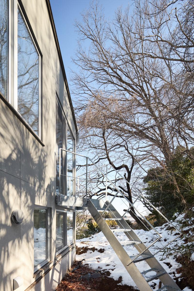 町田市忠生の売買物件/（参考）竣工した1棟目の外観。森と隣り合う&copy;️Takumi Homma