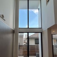 杉並区天沼の賃貸物件/縦に大きく開いた窓が印象的
