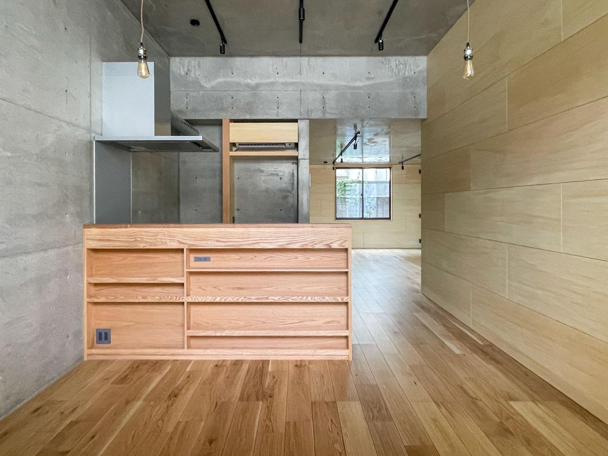 板橋区清水町の賃貸物件/ダイニングキッチン。木製の造作カウンターがコンセントも付いていて使い勝手良さそう