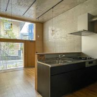 板橋区清水町の賃貸物件/キッチンとダイニング、そして玄関。ちなみにガラス窓にはウッドブラインドがついているので、角度を調整すれば外の視線も気にならないかと