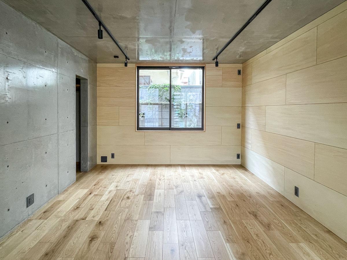 板橋区清水町の賃貸物件/寝室スペース。コンクリートと木の壁が同居