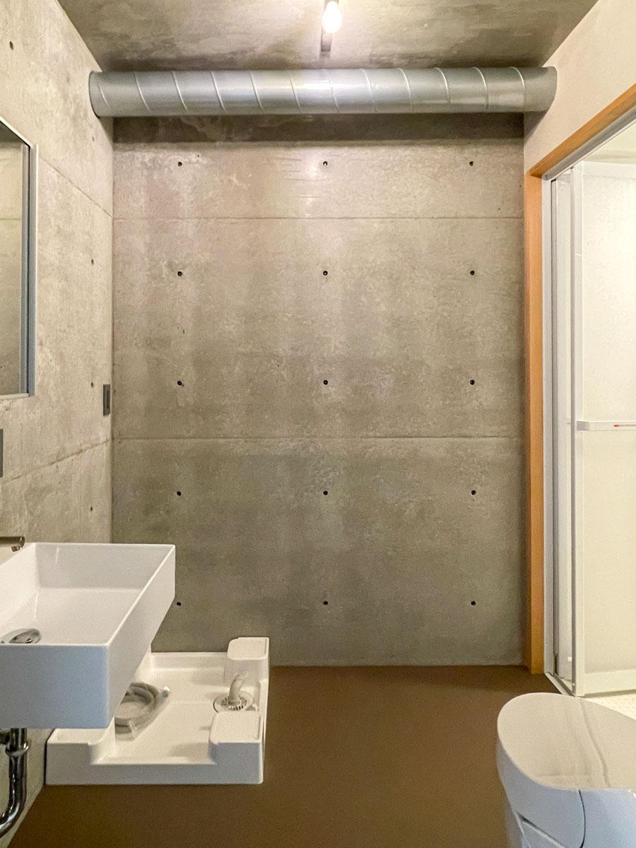板橋区清水町の賃貸物件/洗面トイレスペース。右奥にはバスルームの入口が