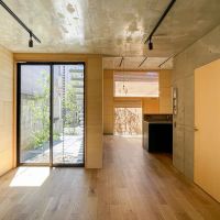 板橋区清水町の賃貸物件/寝室スペースから玄関側を見る。左の掃き出し窓の高さも大きくてスタイリッシュ