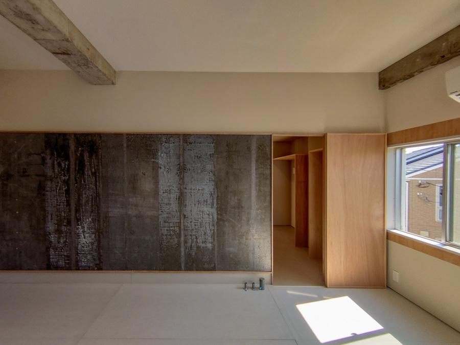 神奈川県横浜市金沢区寺前の賃貸物件/壁の一面はレントゲン室の解体で発生した部材を再利用