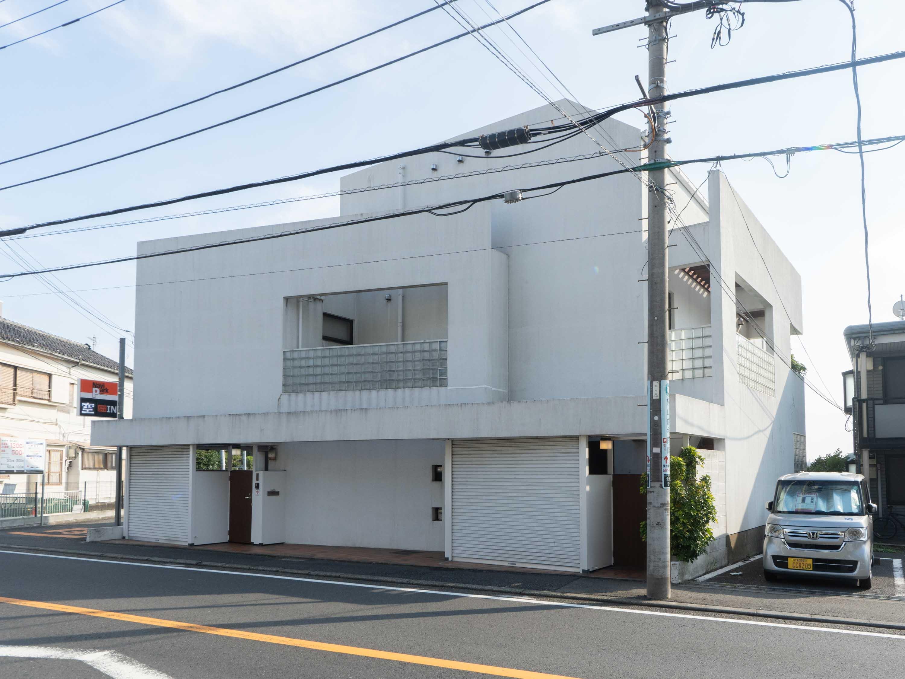 横浜市鶴見区北寺尾の賃貸物件/瀟洒な建物外観。右側の専用エントランスを使います