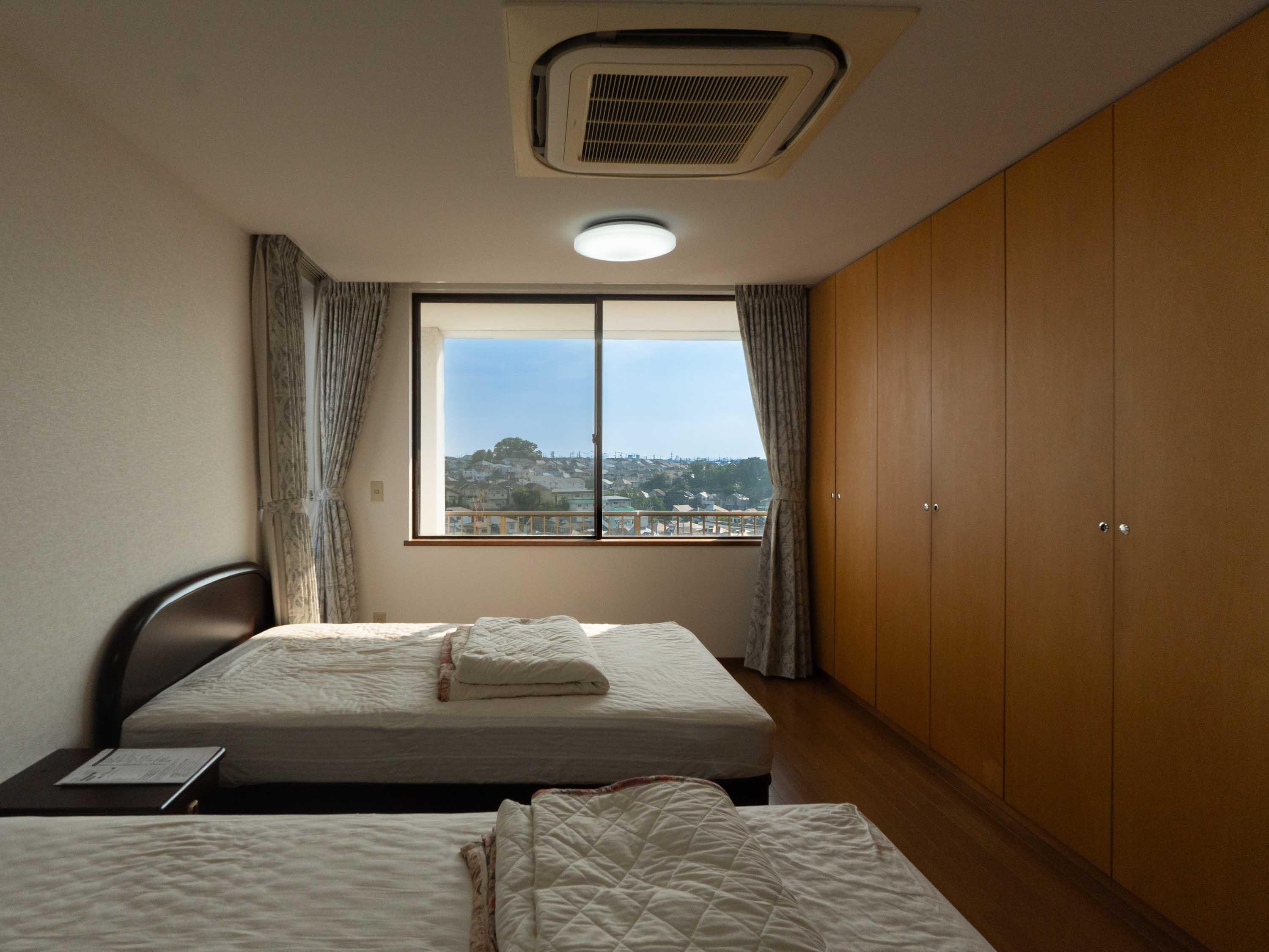 横浜市鶴見区北寺尾の賃貸物件/3階寝室）もちろんこちらも爽快な眺望（写真のベッドは撤去済）