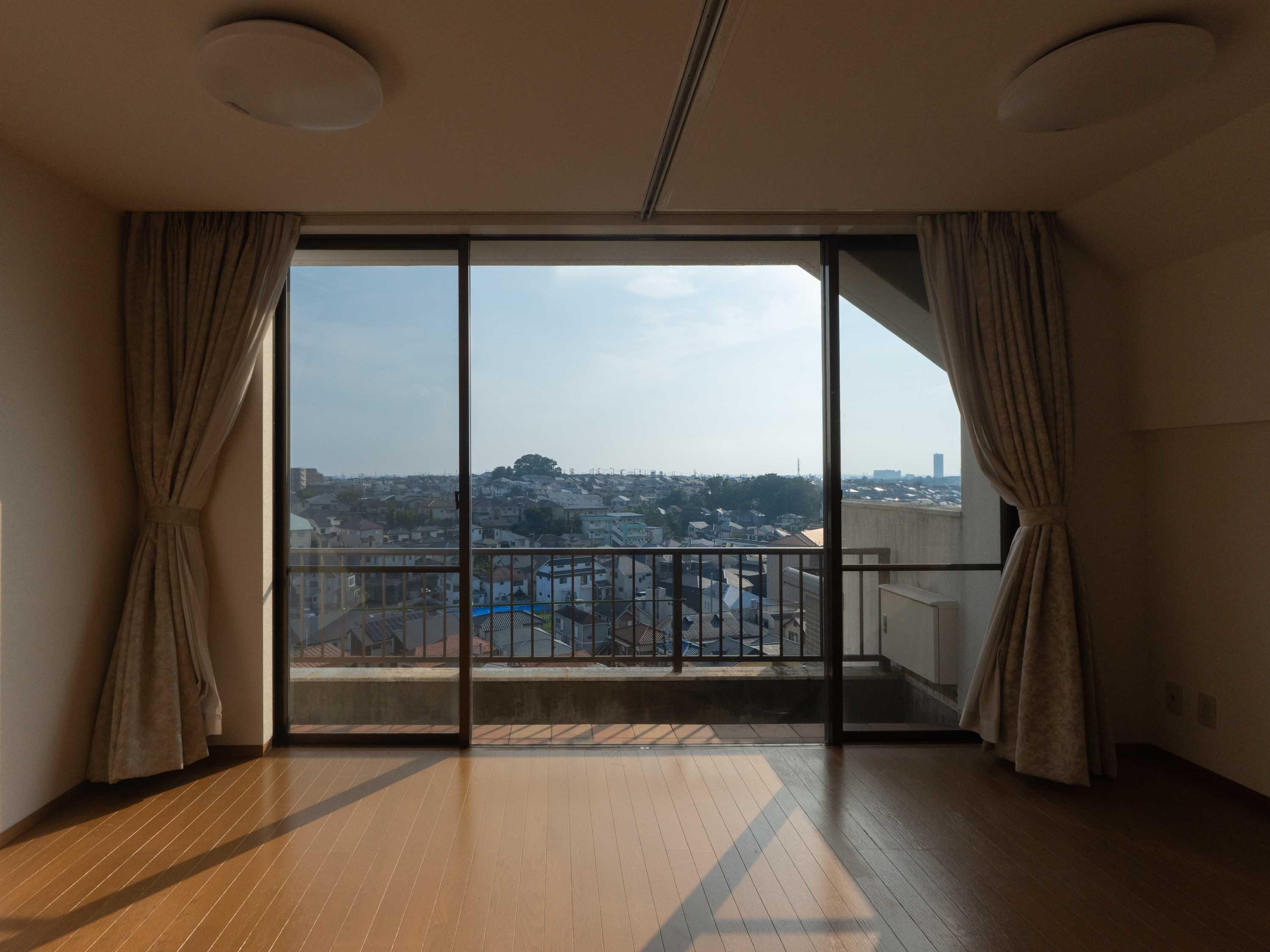 横浜市鶴見区北寺尾の賃貸物件/3階洋室）大きな窓からのぞくパノラマ景色