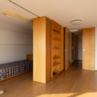 横浜市鶴見区北寺尾の賃貸物件/3階洋室）ジャバラ扉で2部屋に分割することも可能。こども部屋にも良さそうです（残置物としてキッズベッドが1台あります。撤去の相談も可能です）