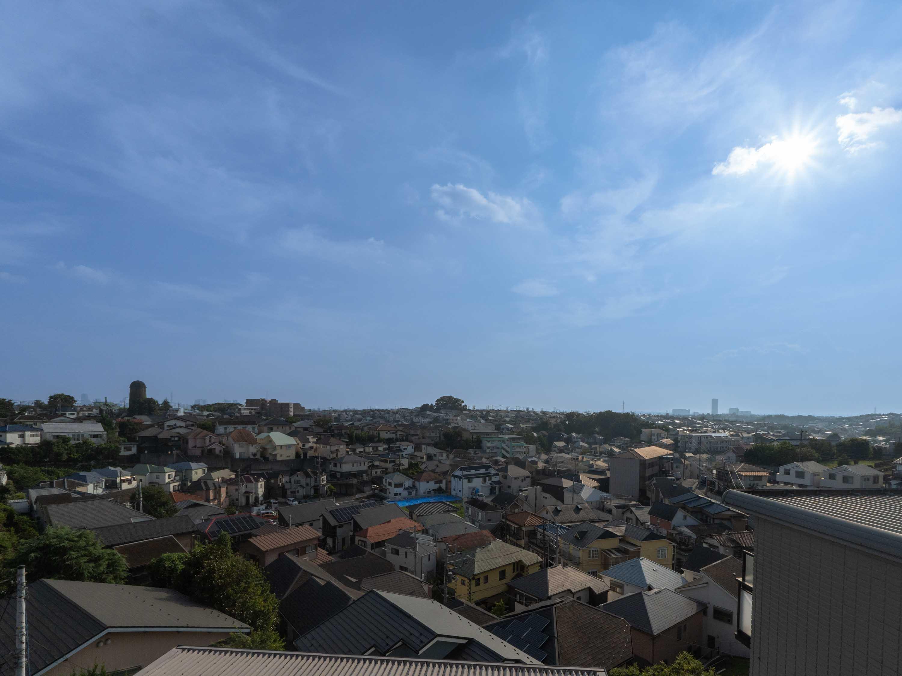 横浜市鶴見区北寺尾の賃貸物件/3階洋室）遮るものが何もない爽快な眺望。日によってはみなとみらいの高層ビル群や富士山も見渡せます