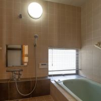 横浜市鶴見区北寺尾の賃貸物件/2階浴室）窓があるのが嬉しいですね。洗い場もゆとりあるサイズ感