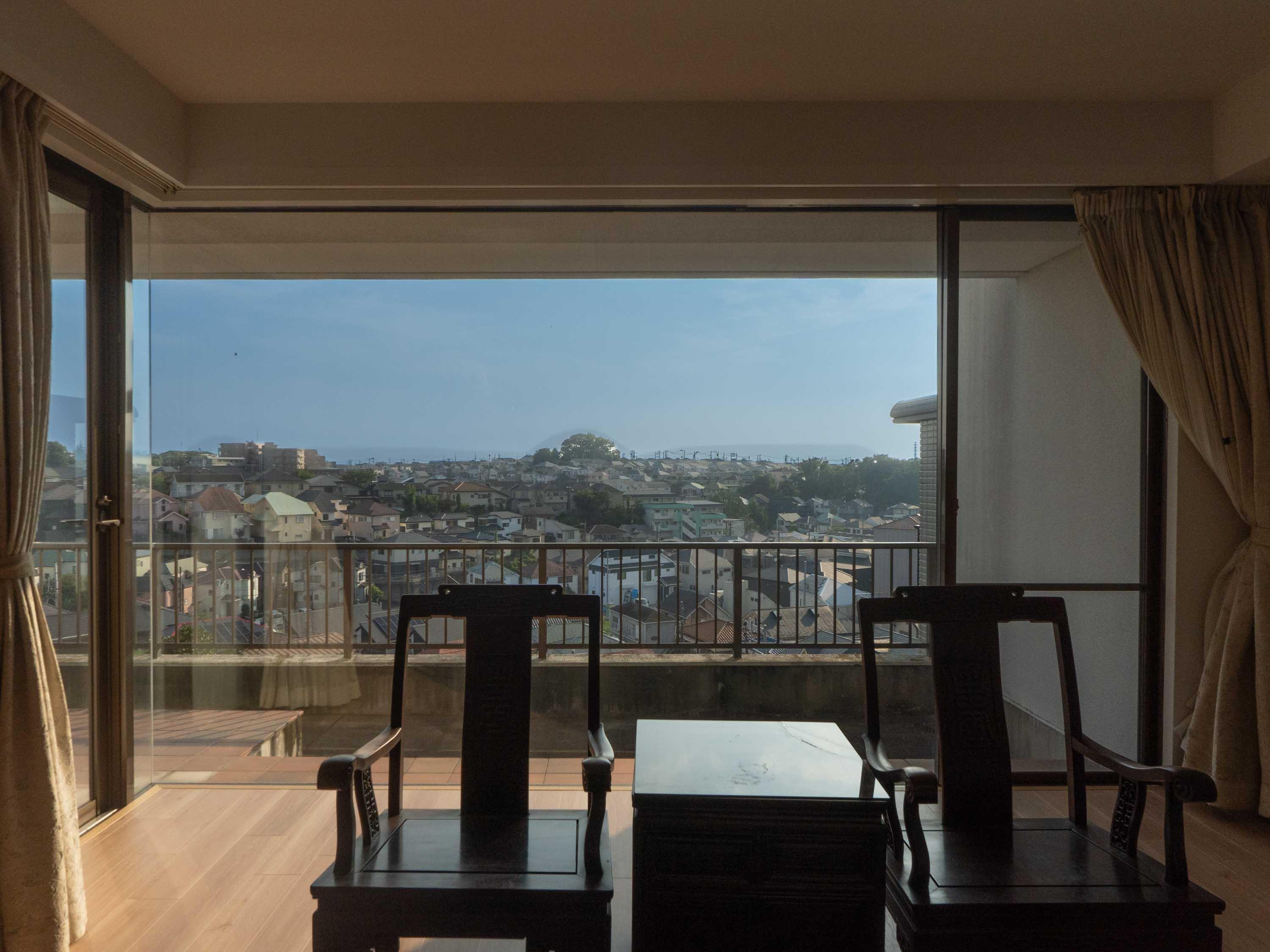 横浜市鶴見区北寺尾の賃貸物件/2階LDK）ワイドな1枚ガラスから景色を堪能できる