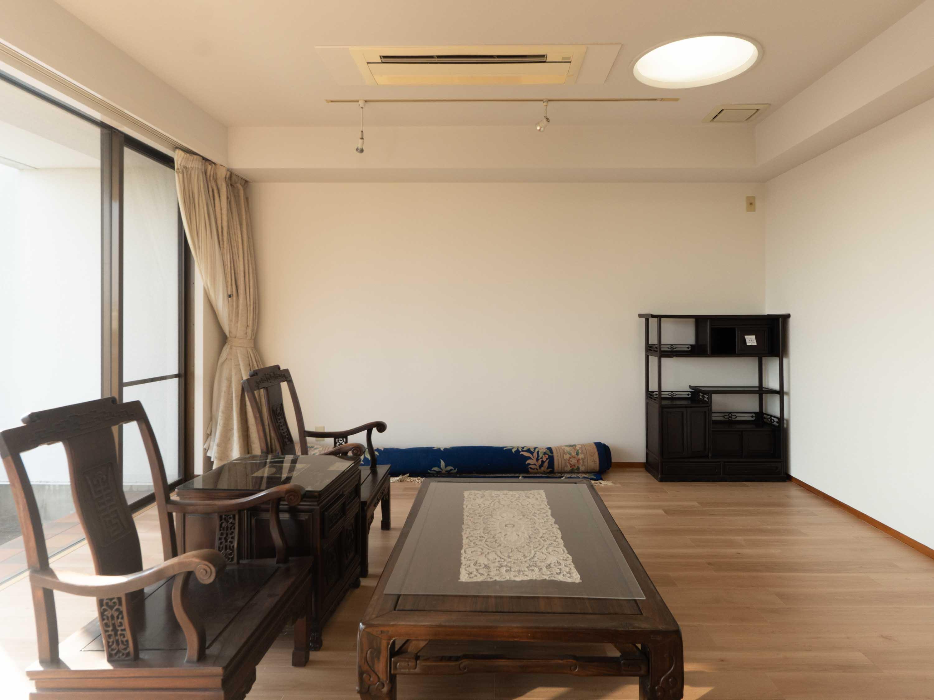 横浜市鶴見区北寺尾の賃貸物件/2階LDK）家具がいくつか残置物として残っています（現在残っているのは、写真左の椅子2脚とサイドテーブル、右奥の棚のみ）。撤去するか譲り受けるかお選びいただくことが可能です