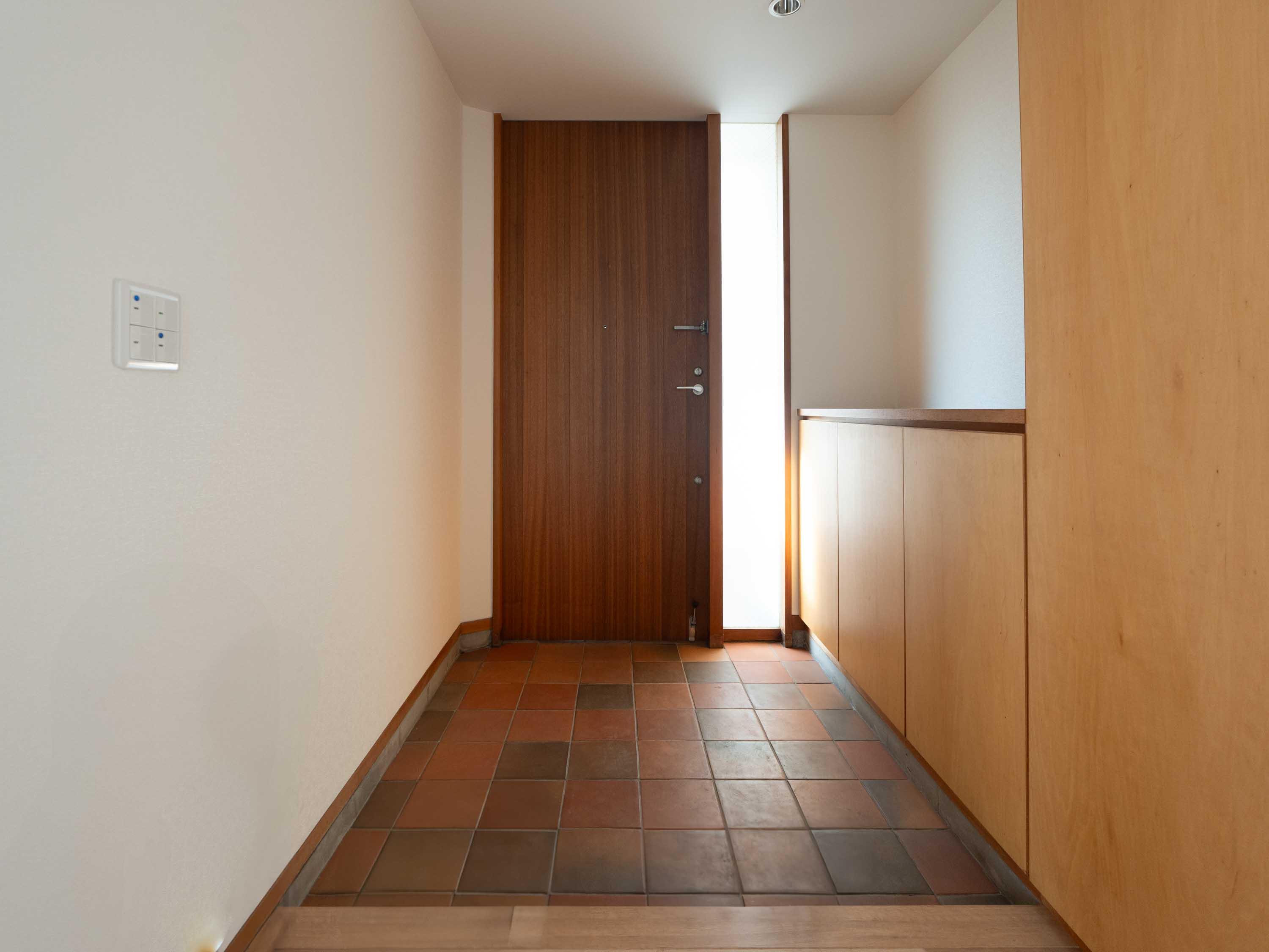 横浜市鶴見区北寺尾の賃貸物件/2階玄関）靴棚、傘棚、クローゼットが付いている